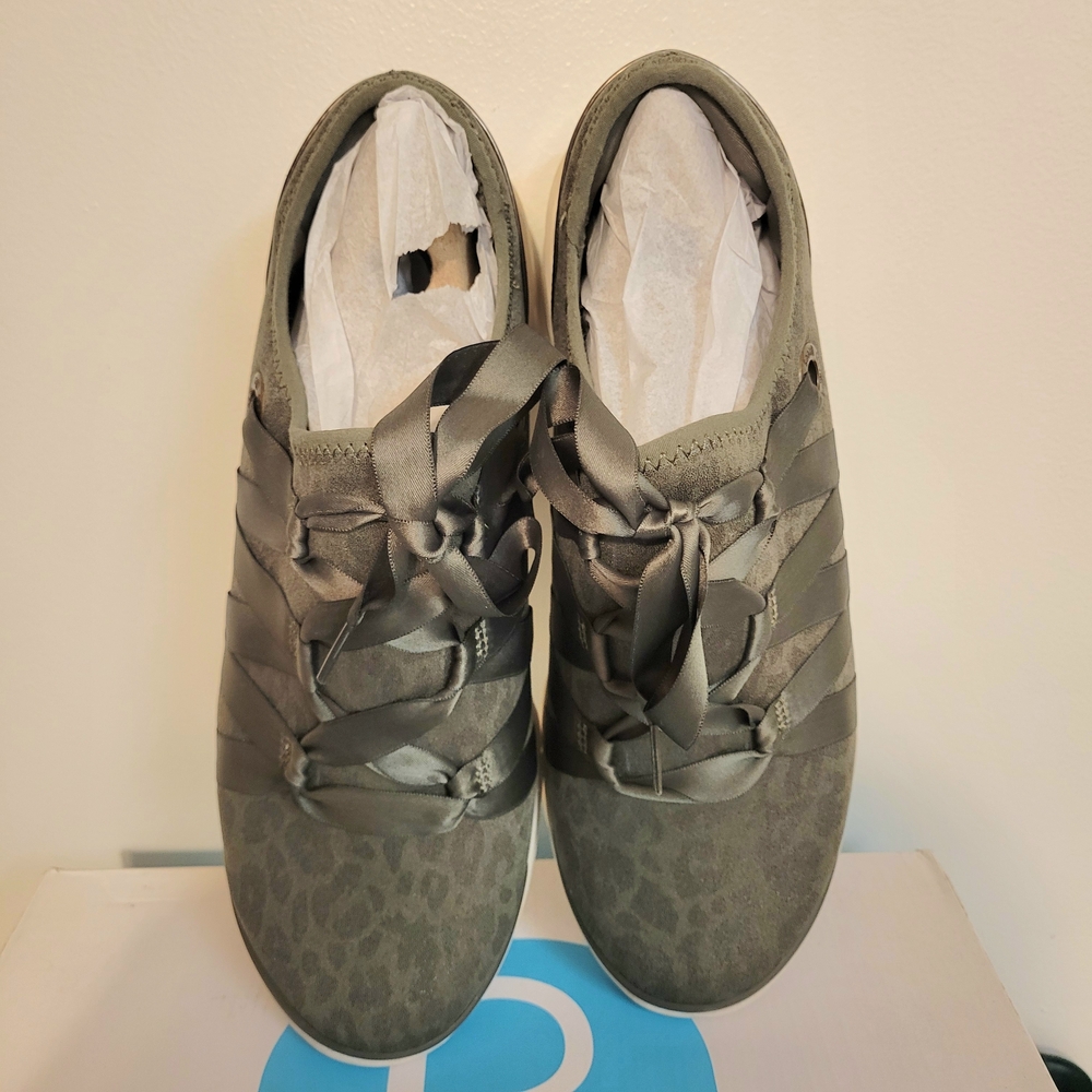 Bzees Glisten Green Animal Print Ribbon Lace-Up Fashion Sneakers Size 10 Wide - Picture 4 of 10